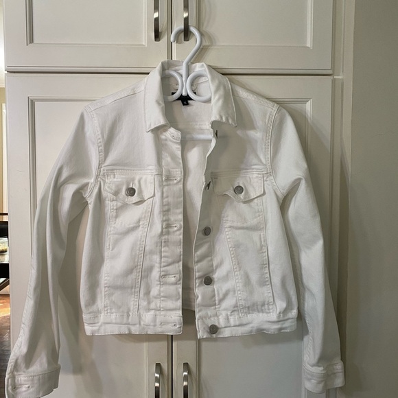 White jean jacket size xs but i’d say fits more like a small ! - Picture 1 of 2